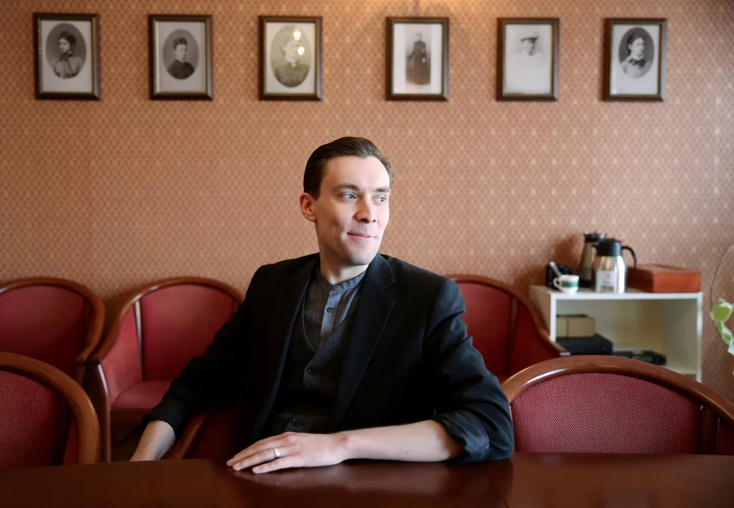 Domus Dorpatensise tegevjuht Martin A. Noorkőiv andis Eesti demokraatiale nigela koolipoisi hinde.