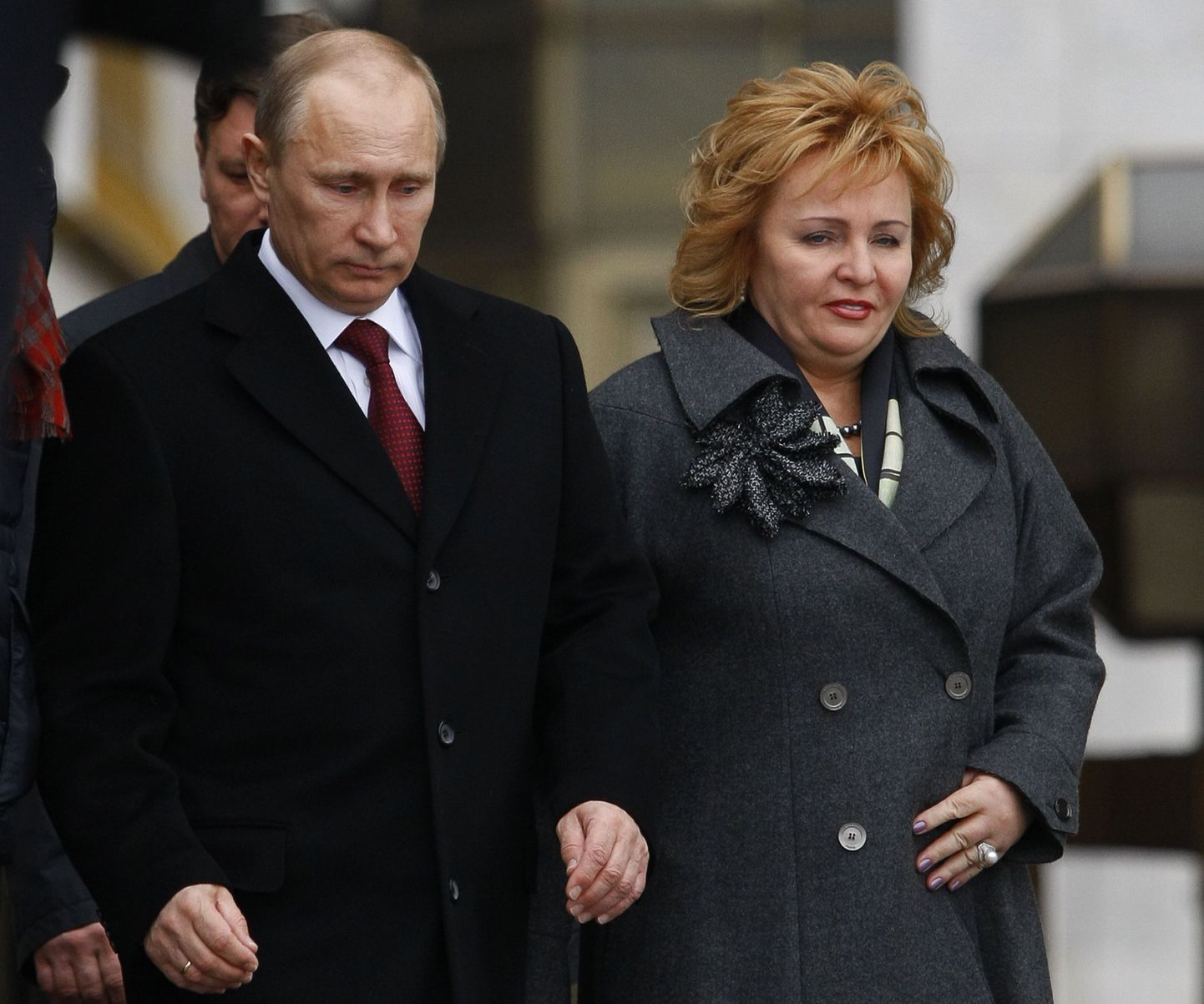 Lisaks tütrele hoidub enamasti avalikkuse tähelepanust ka Venemaa presidendi Vladimir Putini abikaasa Ljudmila (paremal). Pildil lahkuvad abikaasad möödunud aasta presidendivalimiste päeval, 4. märtsil  Moskva valimisjaoskonnast.