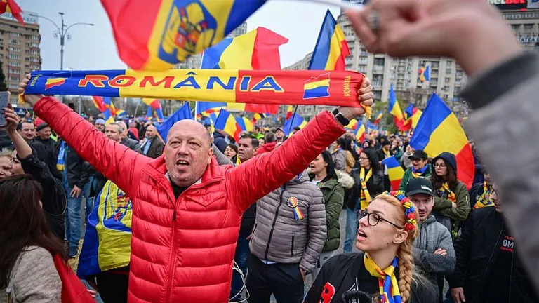 Сторонники Кэлина Джорджеску вышли протестовать против решения ЦИК о недопуске их кандидата к новым выборам.