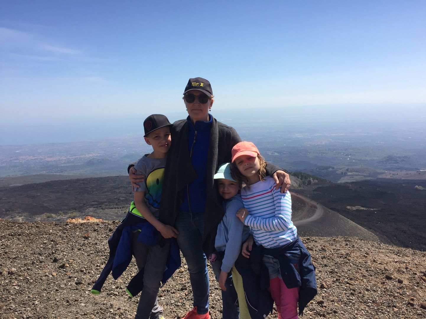 Lastega matkal Etna vulkaani jalamil, aprill 2018. Lapsed: Rumi (11), Selena (9) ja Anni (6).