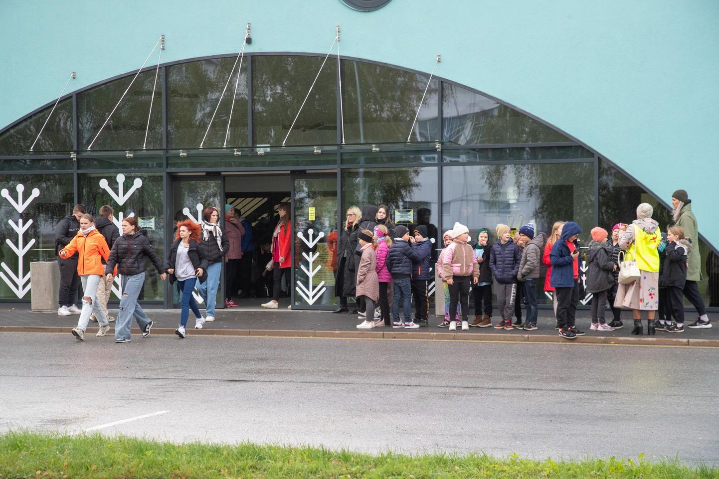 Jakobsoni kooli õpilased leidsid tunniks ajaks peavarju Viljandi jalgpallihallis.