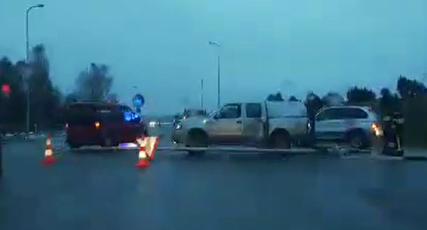 Hommikul toimunud õnnetus Haage ja Märja vahel. Kõrvalteelt peateele liikunud džiibijuht sõitis ohutussaarele ning vastu tänavavalgustiposti ja liiklusmärki.