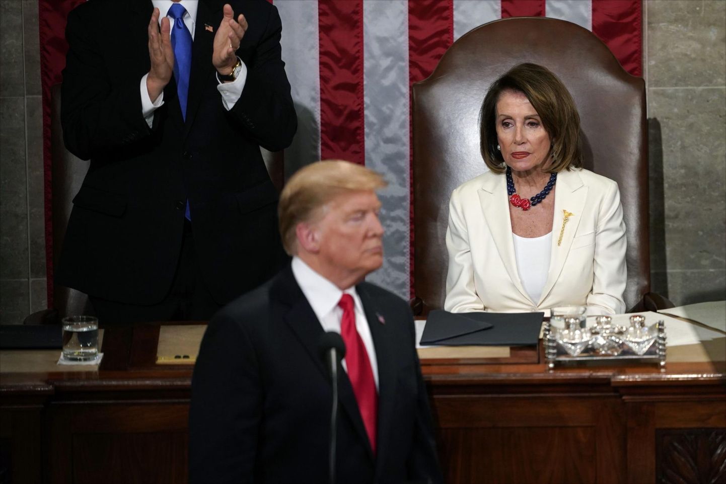 Esindajatekoja spiiker Nancy Pelosi (paremal) otsustas anda ametliku käigu juurdlusele, mis võib president Donald Trumpi Valgest Majast minema kihutada. 