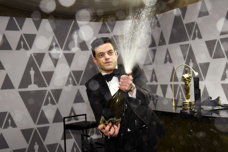 Oscari-võitja Rami Malek tähistab järelpeol oma võitu.