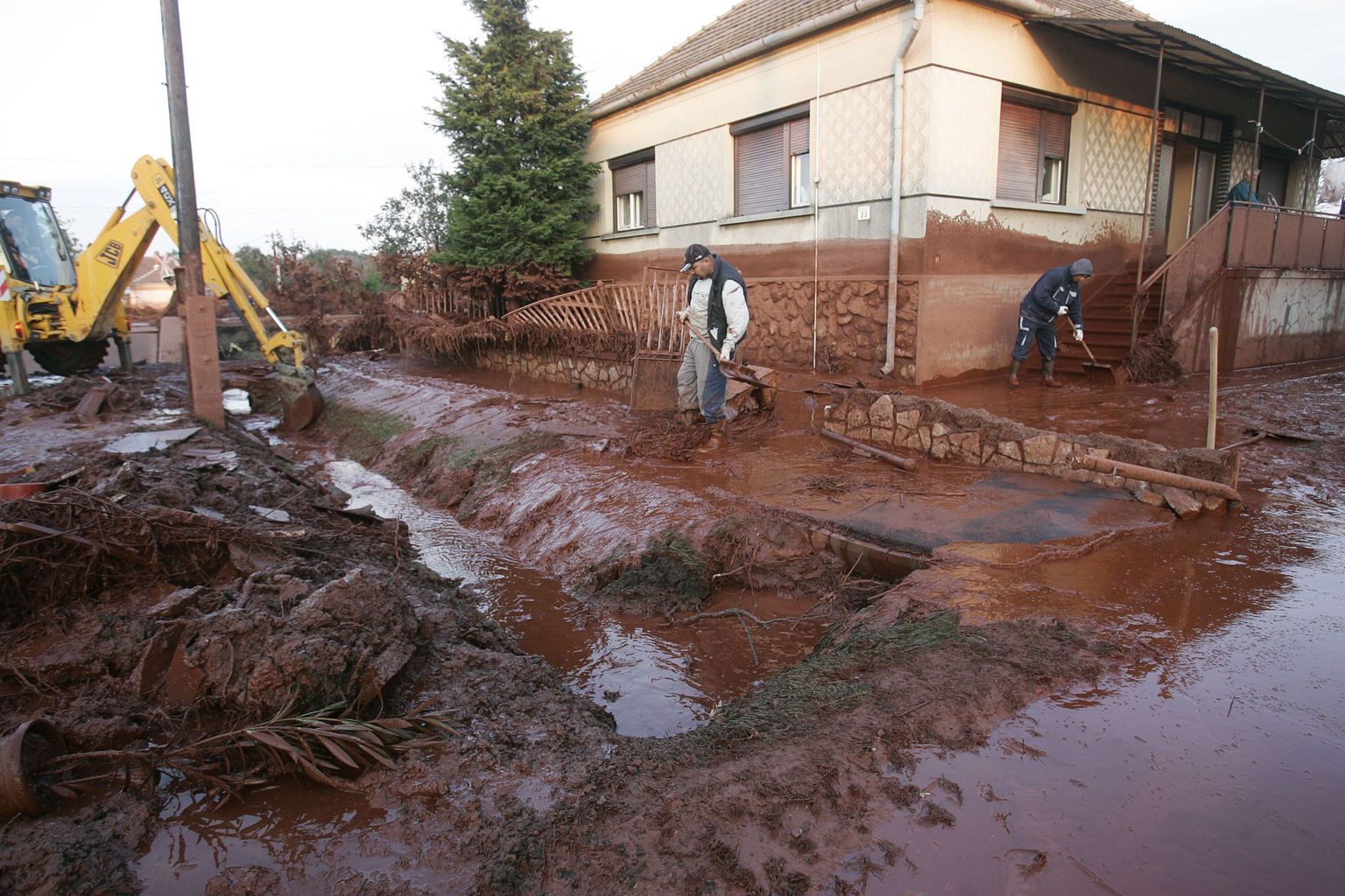 Mürgiseid jäätmeid sisaldav punakas muda Kolontari külas Lääne-Ungaris.