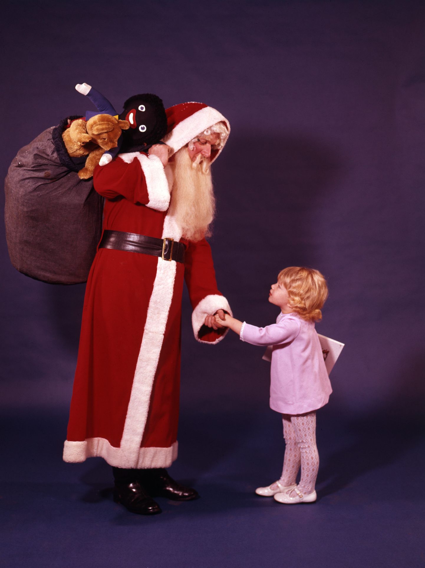 Aastakümneid jõuluvana kingikotti kuulunud süsimusta näoga golliwogi-nukud on Austraalias teenimatult põlu alla sattunud.