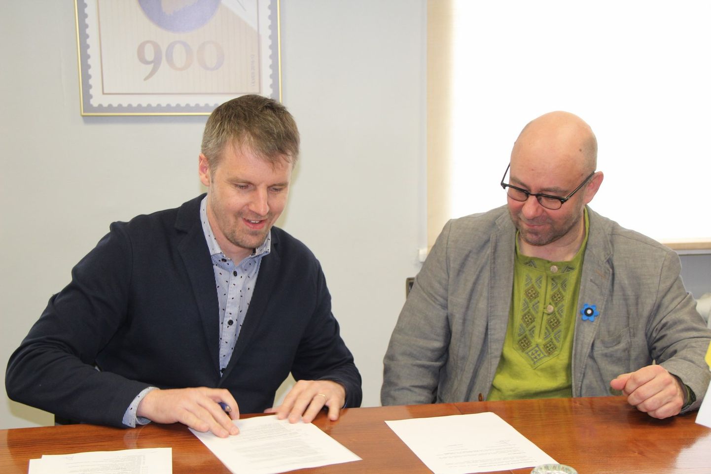 Urmo Aava (vasakul) ja Kaido Tamberg allkirjastamas lepingut.