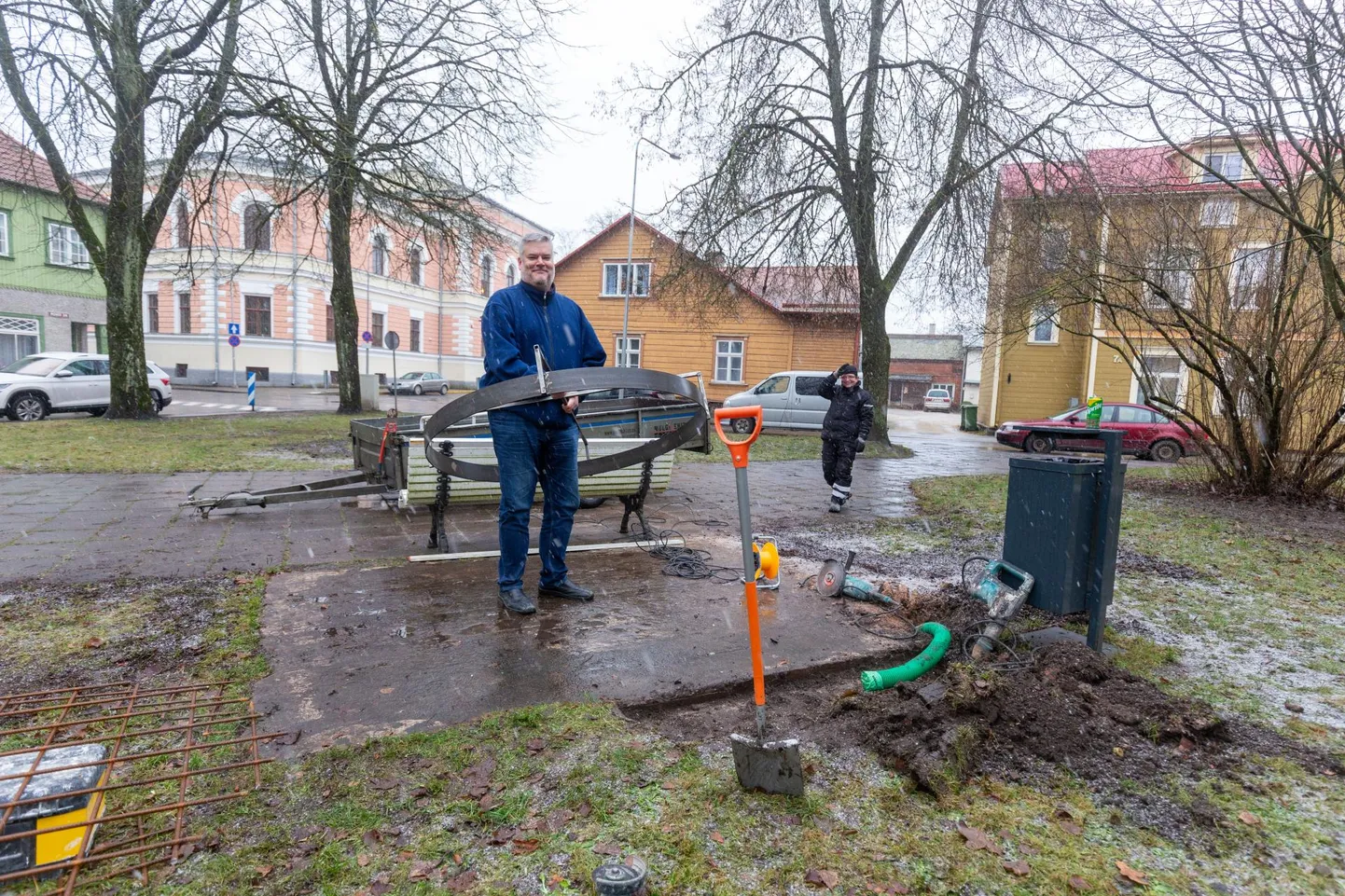 Kuju vundamendi valamisel pani käed külge Meie Viljandi esindaja, poliitik ja ettevõtja Harri Juhani Aaltonen.