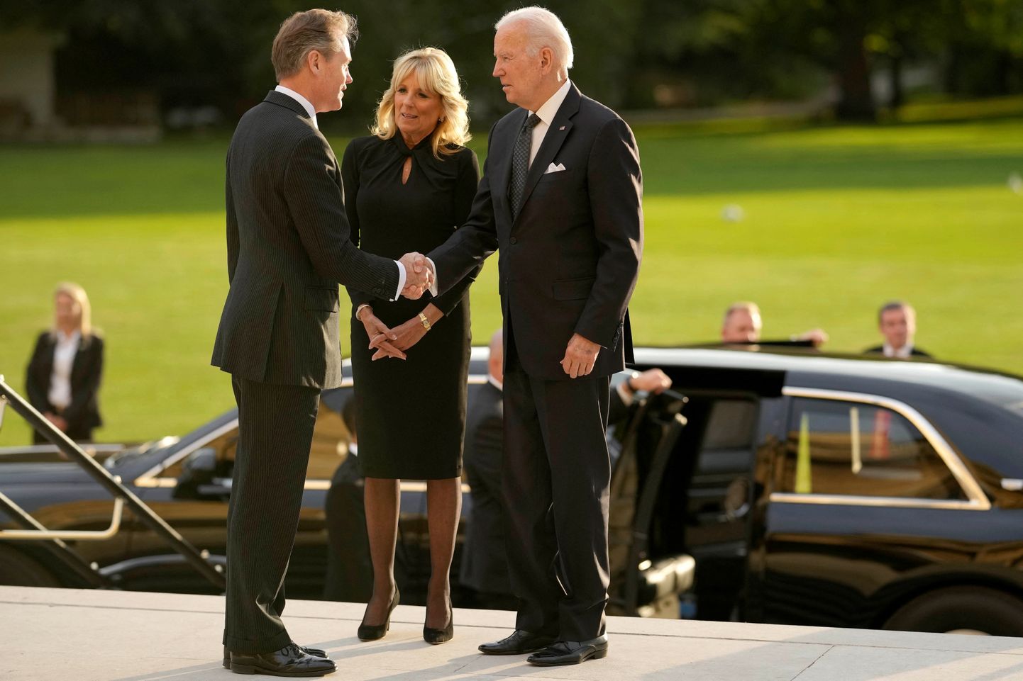 Majapidamismeister Sir Tony Johnstone-Burt tervitab USA presidenti Joe Bidenit koos esileedi Jill Bideniga  Londonis Buckinghami palees.