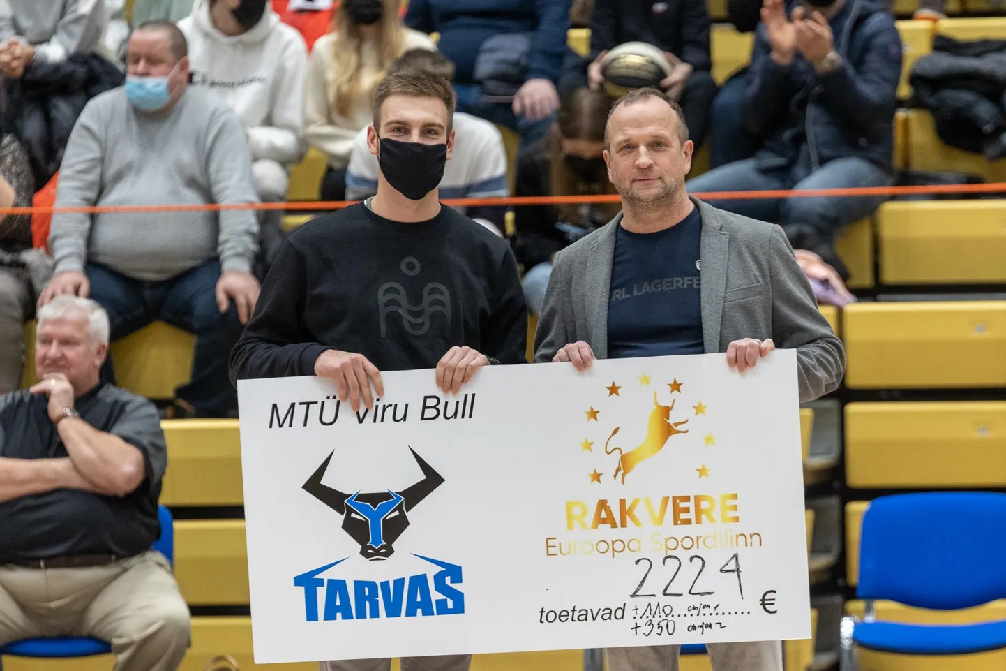 Heategevuslik korvpallilahing eelmisel aastal tõi toetuse Kevin Vabaorule (vasakul), preemia andis üle Arnu Lippasaar.
