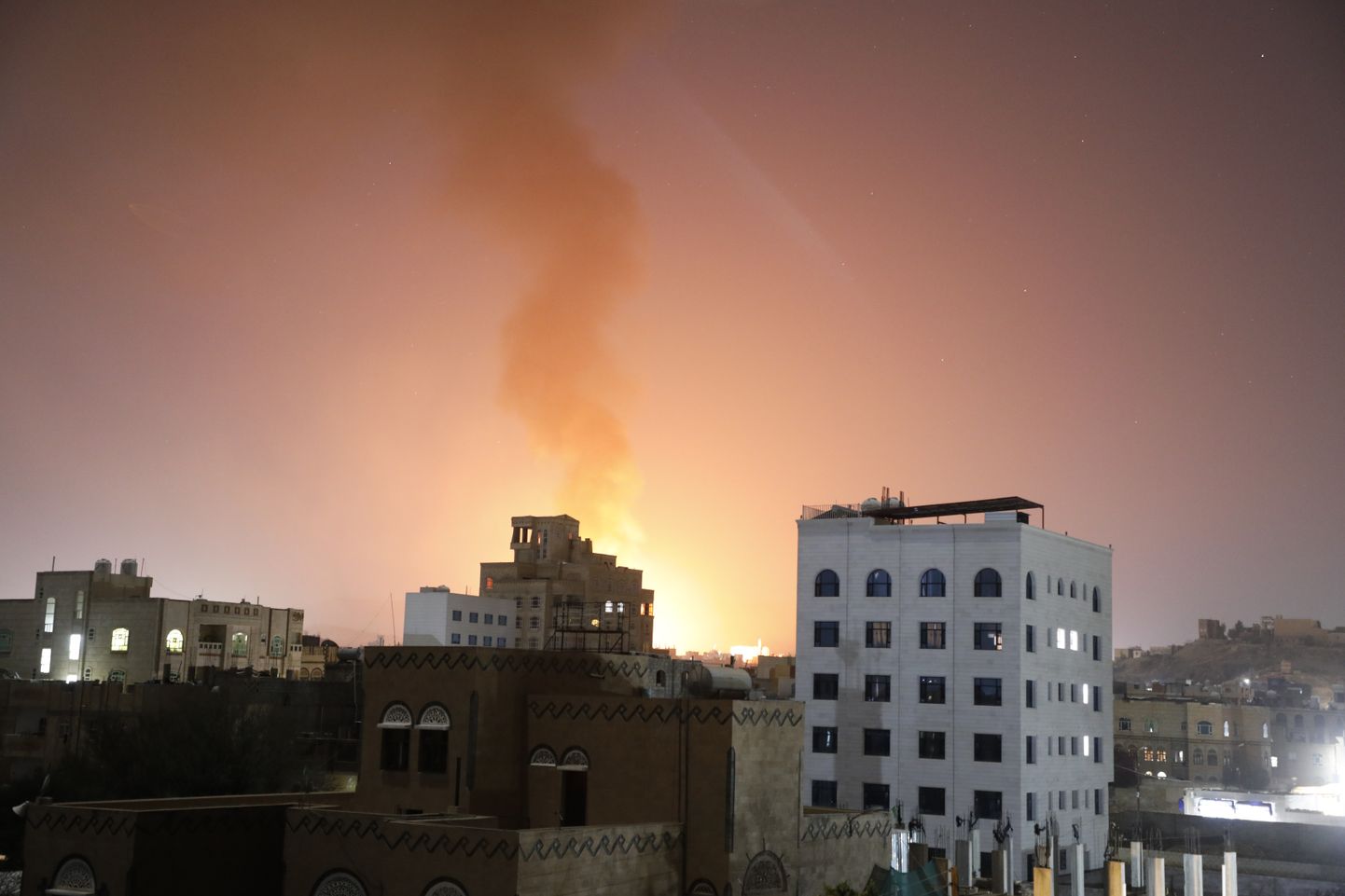 Põleng pärast USA juhitud õhurünnakut huthi mässuliste vastu Sanaa linnas Jeemenis 25. veebruaril 2024. aastal.