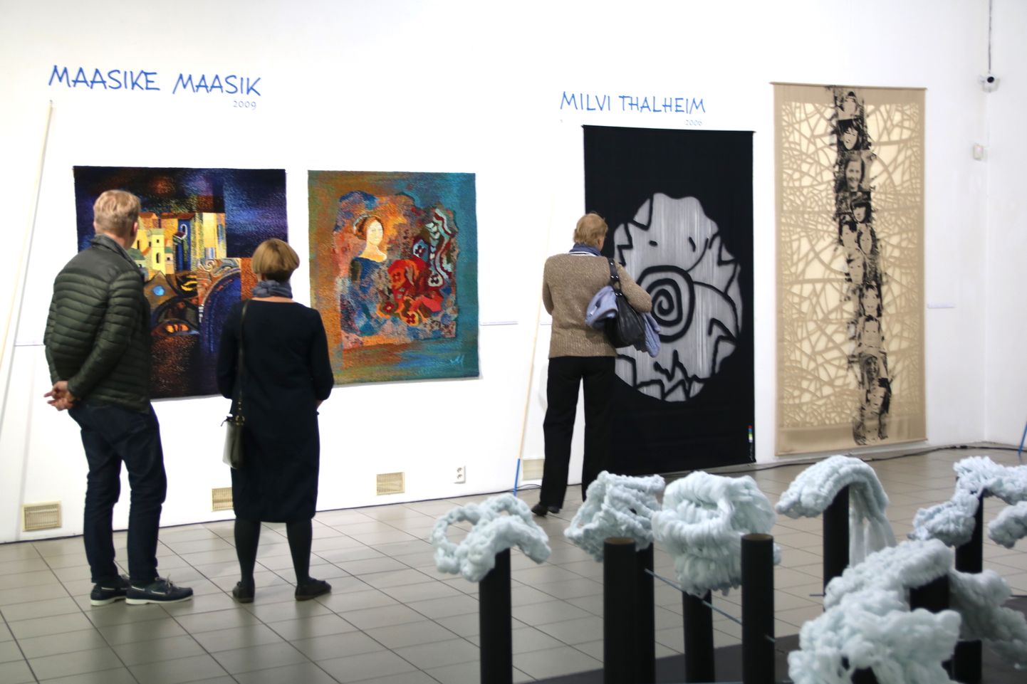 Uue kunsti muuseumis näeb Eesti tekstiilikunstnike liidu näitust “Tegijad”.