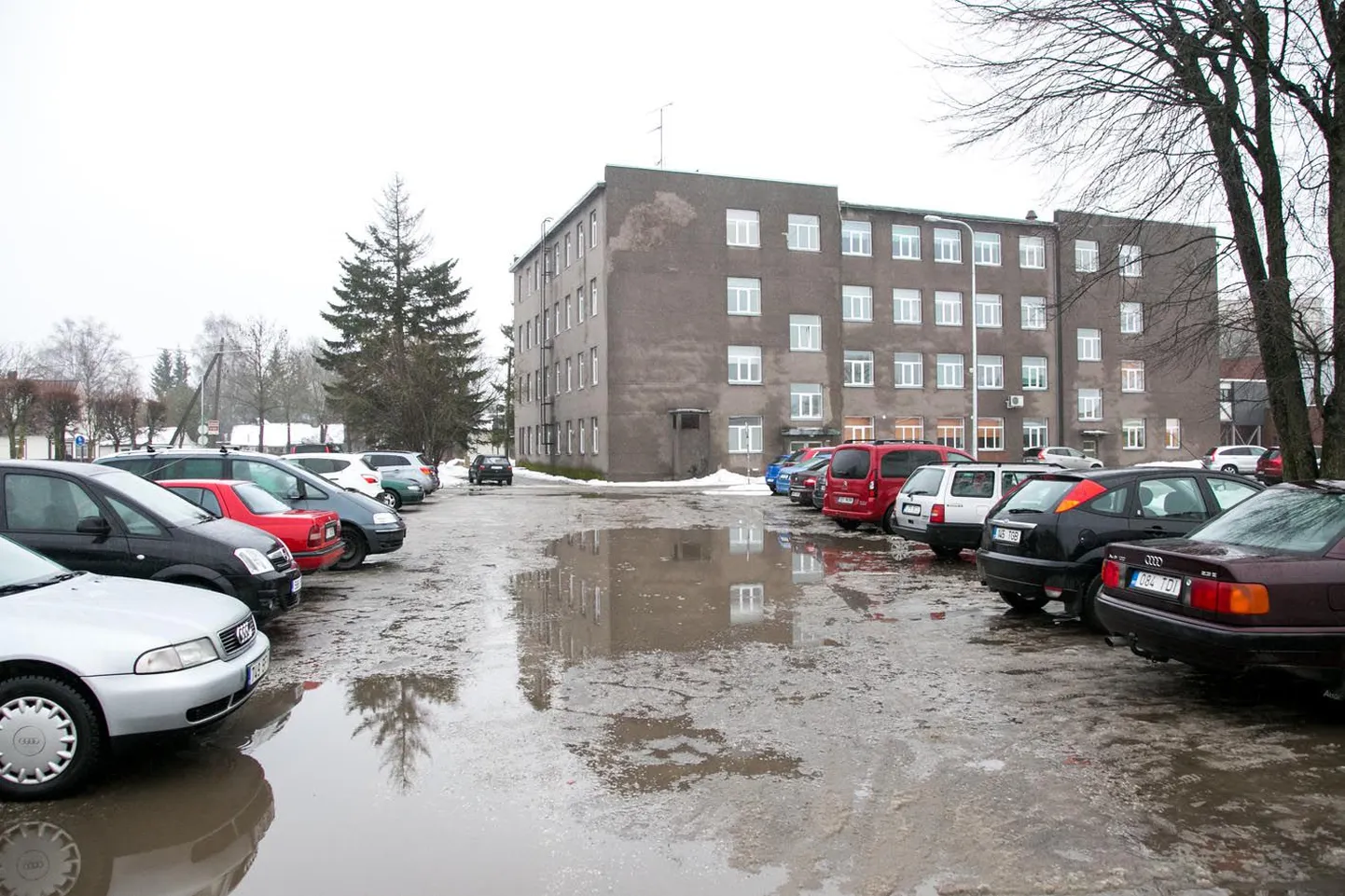 Järvamaa haigla kavandab kahekorruselist tervisekeskust praeguse parkimisplatsi kohale paralleelselt Laia tänavaga. Uus, mahukam parkimisplats ehitatakse praegusele haljasalale.