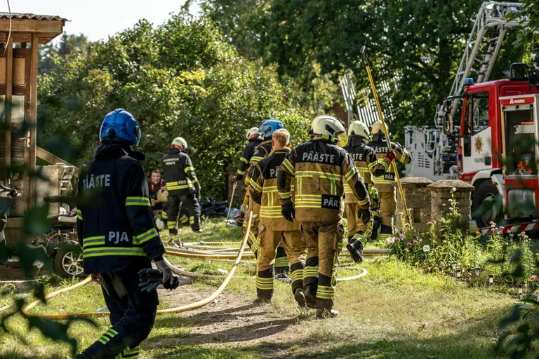 Tõstamaal Sadama teel neljapäeval põlenud korterist viidi kaks meest haiglasse.