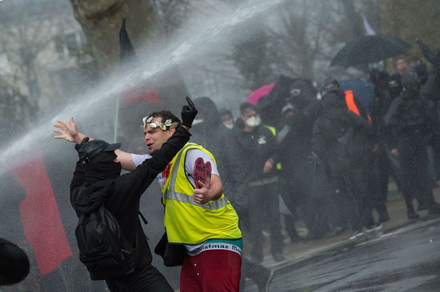 Valitsusvastased nn kollavestidest protestijad Prantsusmaal Nantes'is. Lääneriikides on usaldus demokratia toimimise vastu kahanenud rekordmadalaks.