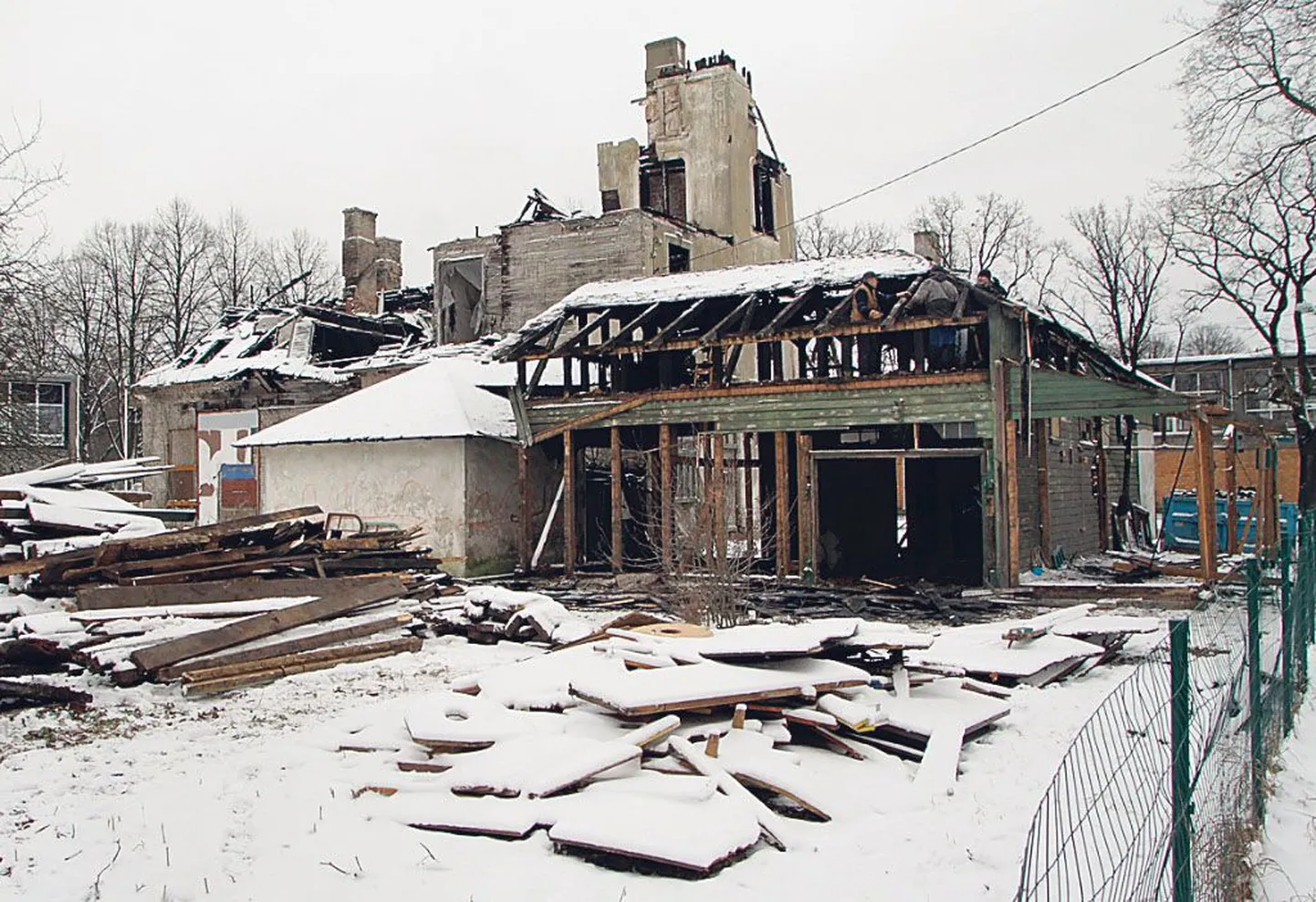 Pärnu linnapilti “kaunistava“ lagunenud villa juures algasid lammutustööd.