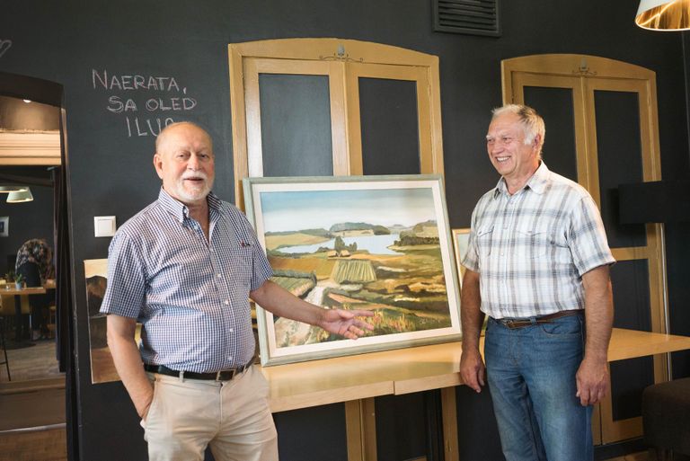 Kunstnik Robert Suvi (vasakul). Paremal tööde autor Hillar Ehaste.