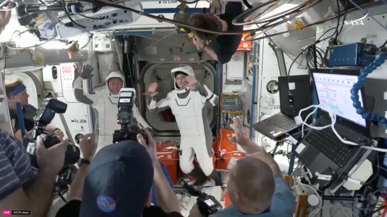 Kaks NASA veteranastronauti Butch Wilmore ja Suni Williams, kes on olnud üheksa kuud Rahvusvahelises kosmosejaamas kinni, lehvitavad SpaceXi Crew Dragon kapsli luugi juures enne selle sulgemist, et valmistuda ISSist lahkumiseks ning et alustada tagasisõitu Maale.