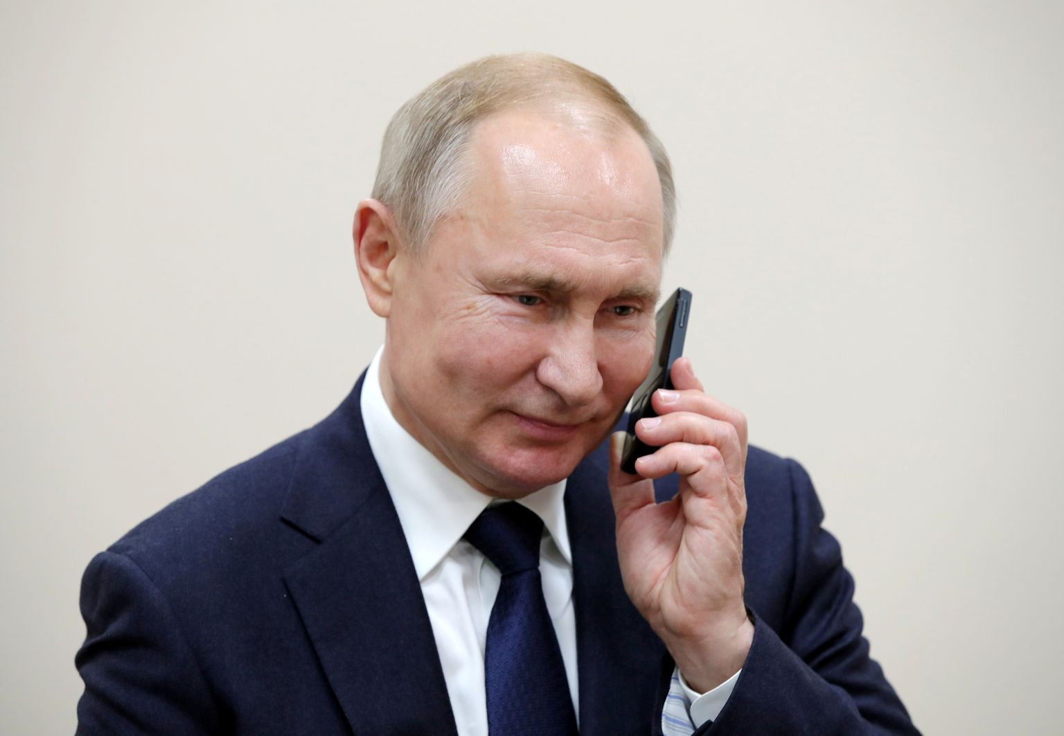 Venemaa president Vladimir Putin rääkimas mobiiltelefoniga