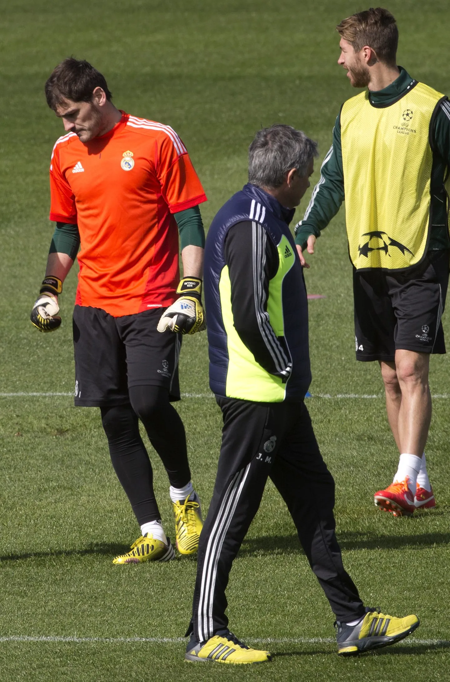 Madridi Reali kapten Iker Casillas (vasakul), Reali peatreener Jose Mourinho ja Casillase puudumisel kaptenipaela kandev Sergio Ramos treeningul.