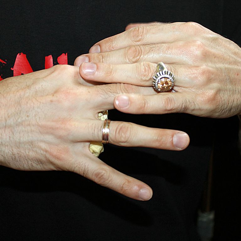 Jau kādu laiku Edmunda Veizāna roku pirkstos mirdz divi gredzeni, viens ir laulības riņķis, kas rotā labās rokas zeltnesi, un otrs gredzens ar spožo cirkoniju ir veiksmes talismans 