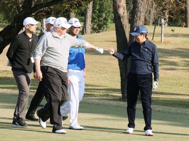 USA president  Donald Trump Jaapani peaministri Shinzo Abega golfi mängimas. 
