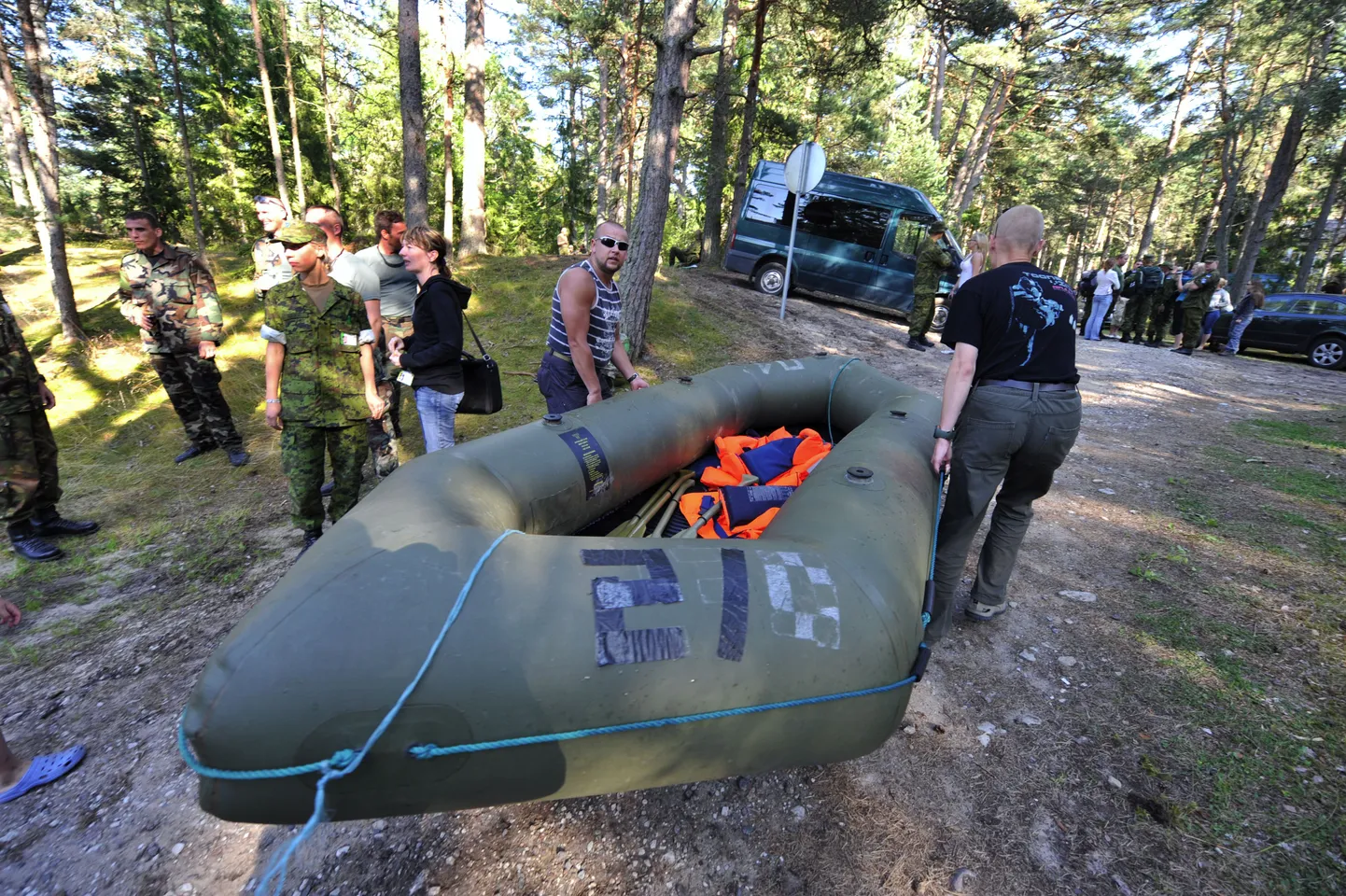 Erna retkest osavõtjad maabuvad Salmistu rannas.