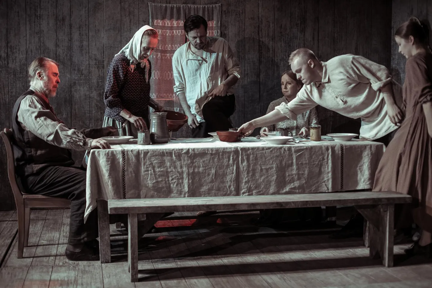 Hetk Priit Pedajase lavastusest «Põud ja vihm», mis põhineb Madis Kõivu näidendil. Fotol näitlejad Martin Veinmann, Kaie Mihkelson, Mait Malmsten, Hilje Murel, Karmo Nigula ja Teele Pärn.