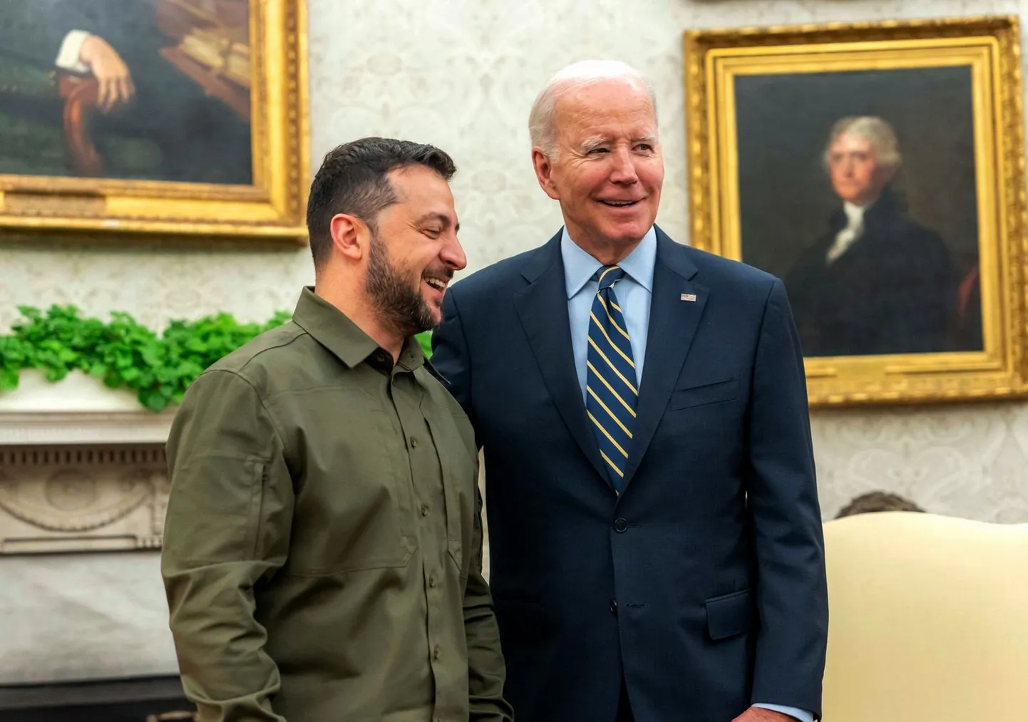 Президент США Джо Байден (справа) принимает своего украинского коллегу Владимира Зеленского в Белом доме в прошлом месяце.
