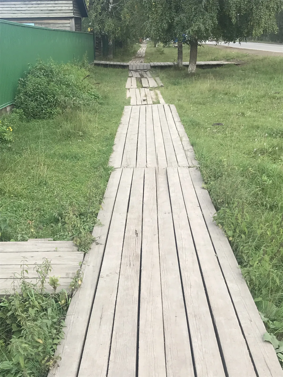Enamus kõnniteedest on Bogutšanõs laudadest. Peale selle, et see on keskkonnasõbralik, on seda ka lihtsam parandada kui asfaldist kõnniteesid ning need ei muutu poriseks. Kui mädanebki mõni laud ära, siis paned lihtsalt uue. Pealegi ei lagune laudadest tee iga aasta, mis kipub juhtuma aga asfaldiga.
