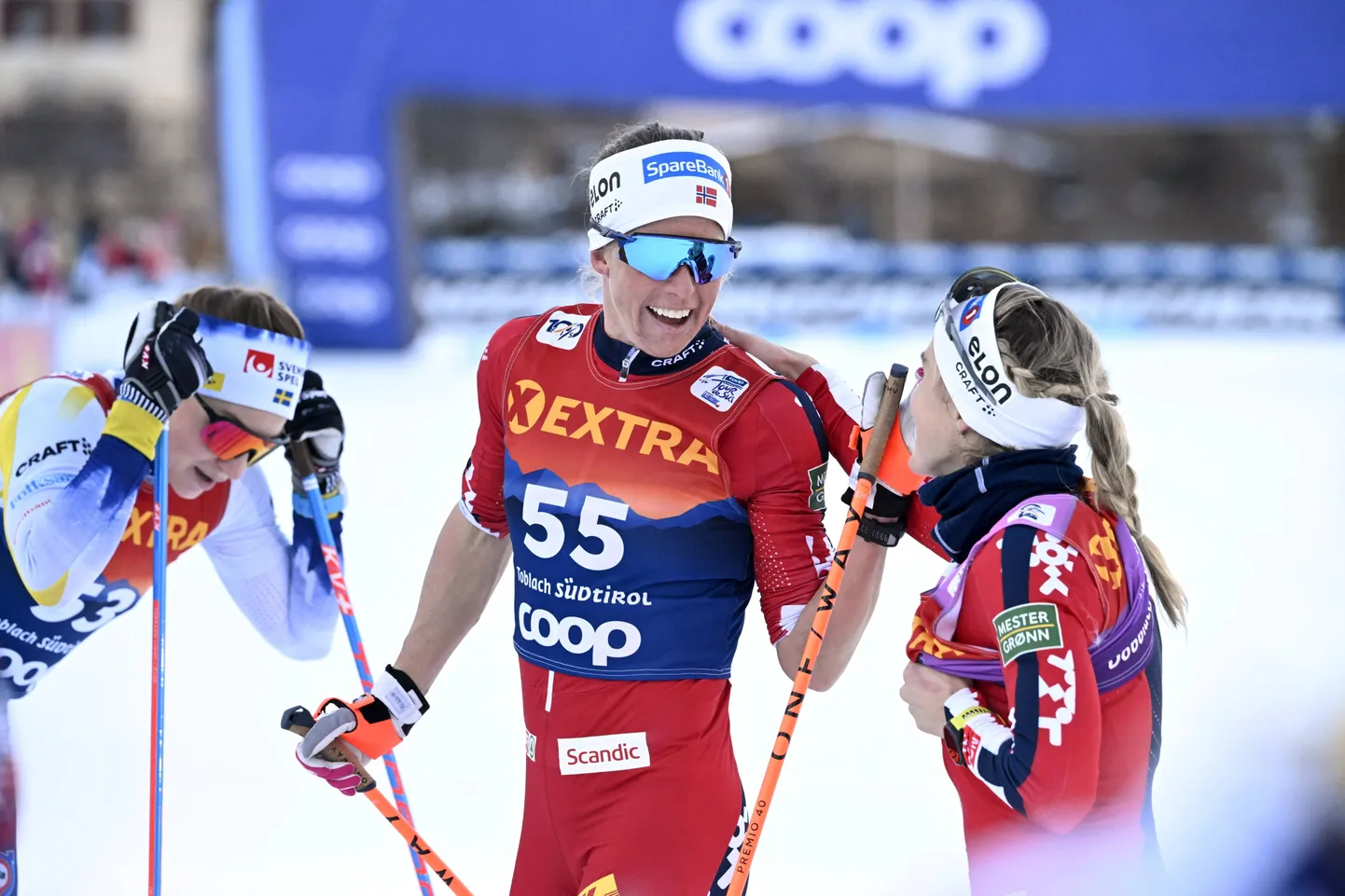Naiste Tour de Ski kolmanda etapi võitnud norralanna Astrid Öyre Slind (keskel) vestleb finiši järel kaasmaalase Therese Johaugiga (paremal), kellest ta vägeva lõpuga mööda sai.