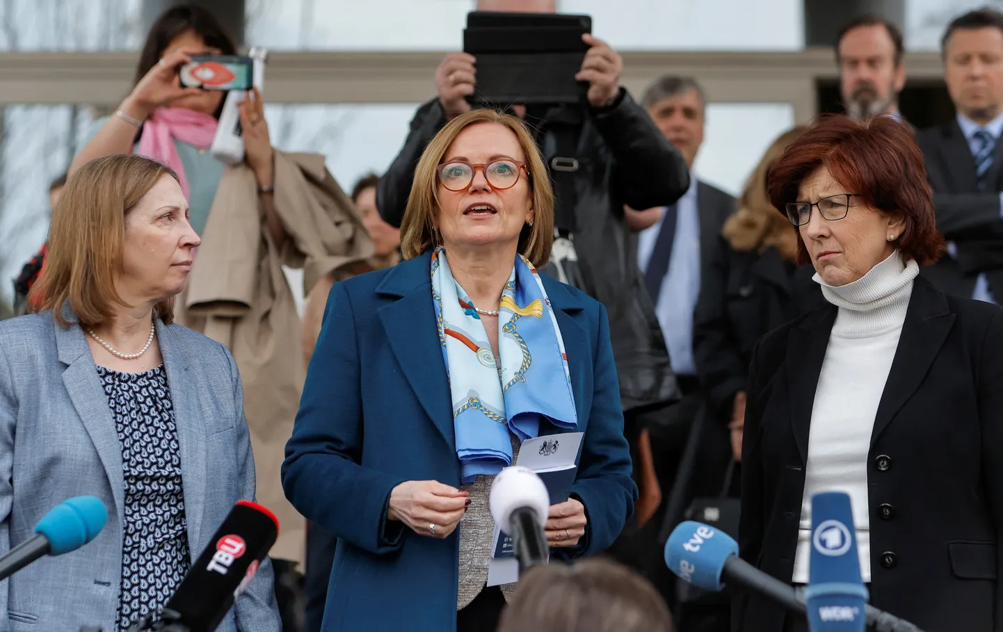 Kanada suursaadik Venemaal Alison LeClaire, Suurbritannia suursaadik Venemaal Deborah Bronnert ja USA suursaadik Venemaal Lynne Tracy pöördusid meedia poole pärast Venemaa opositsioonitegelase Vladimir Kara-Murza kohtuasja kuulamist, kes tunnistati süüdi riigireetmises ja Venemaa armee diskrediteerimises, 17. aprillil 2023 Moskvas