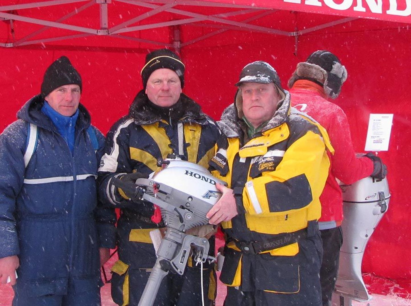 MTÜ Kalastusklubi Suure-Jaani Säga võistkond Lembit Sepp (vasakult), Heino Johanson ja Edvin Luum. Pildilt puudub Ahti Ots.