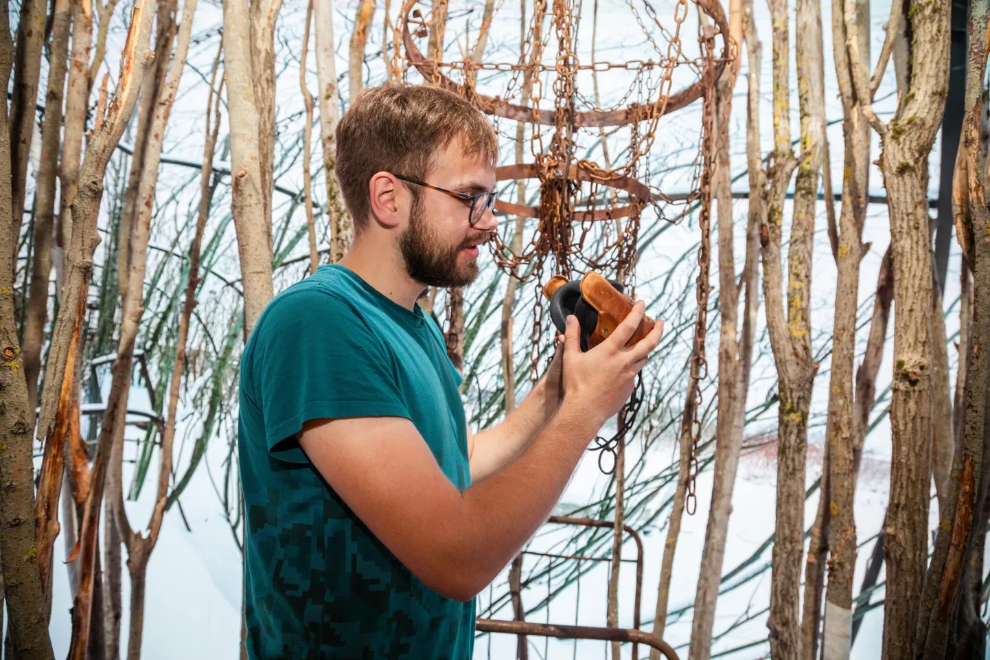 Siimar Kivisild sättis eile ERMis Tartu Uue Teatri lavastusele «Serafima + Bogdan» põhinevas kogemusruumis virtuaalreaalsuse prille.