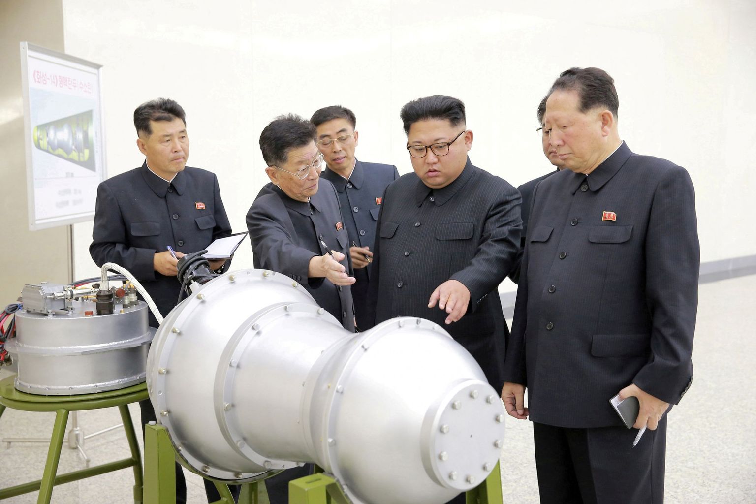 Kim Jong-un andmas teadlastele näpunäiteid tuumalõhkepea kohta.