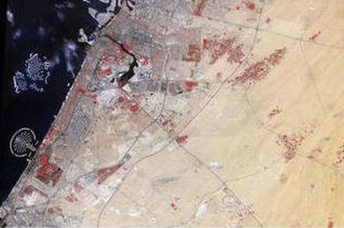 Satelliitfoto Dubai kunstsaartest - all Palm Jumeirah ja ülal pooleli olev projekt «Maakera»