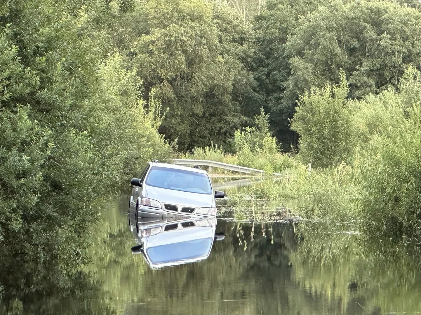 Vette pidama jäänud sõiduauto Orajõe silla lähedal.