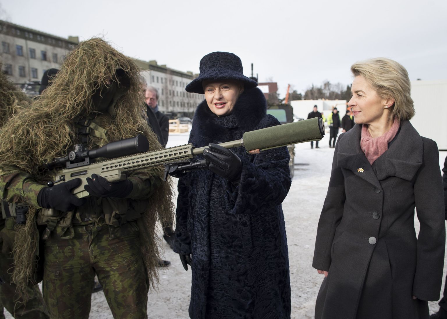 See foto on päris: Saksa sõdur, Leedu president Dalia Grybauskaite ja Saksa kaitseminister Ursula von der Leyen veebruari alguses Rukla sõjaväebaasis.