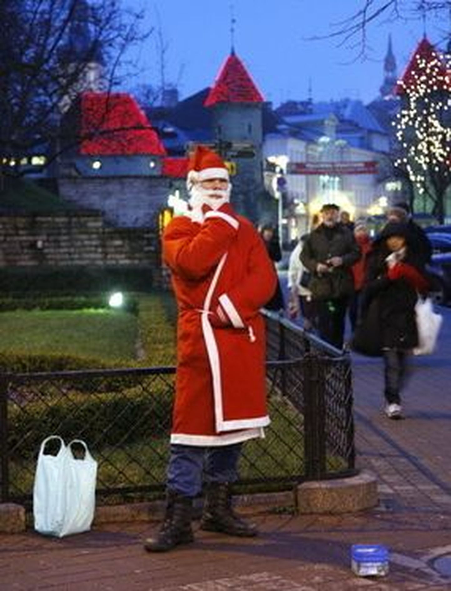Kerjus-jõuluvana detsembris Tallinna kesklinnas.
