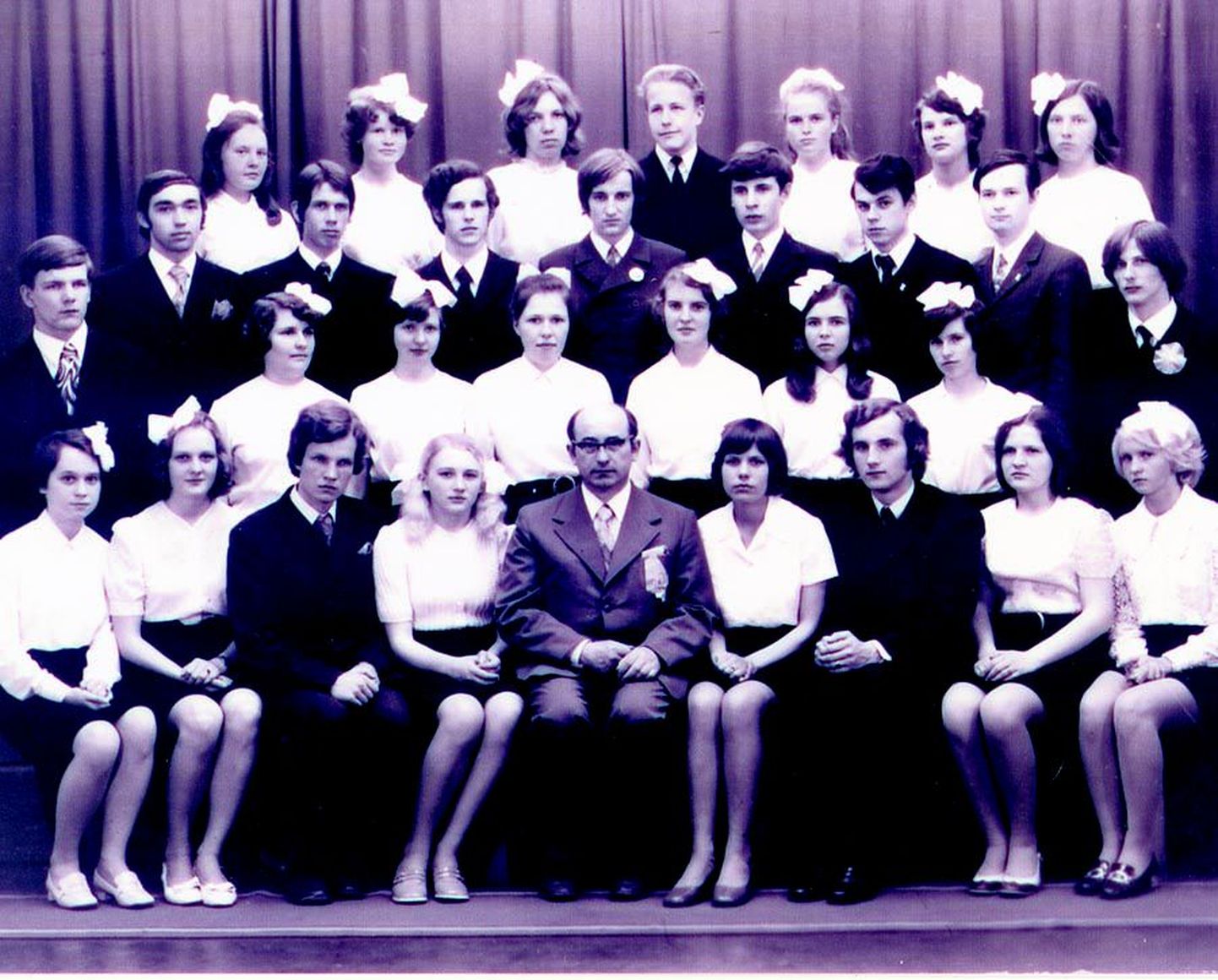 Jakobsoni gümnaasiumi matemaatika-füüsika süvaklassi teine lend, 1972. aastal lõpetanud. Keskel istub süvaklassi algataja õpetaja Endel Meidla.