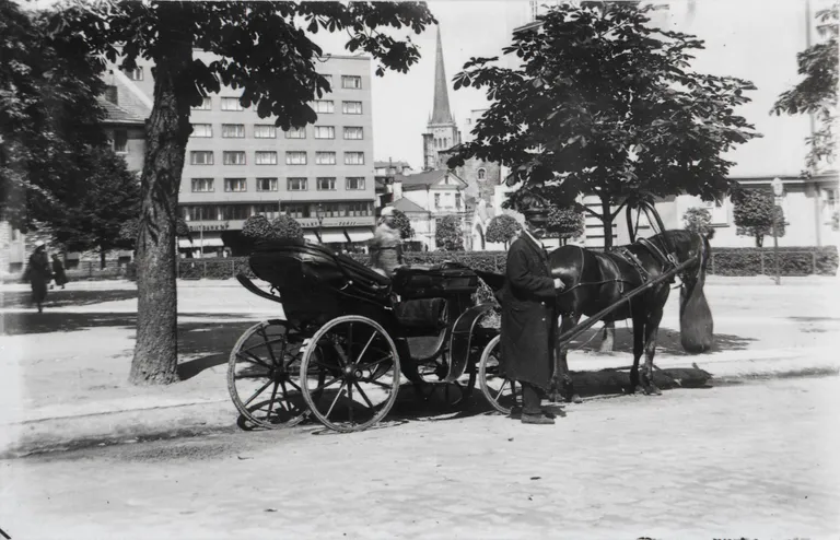 Voorimees kalessi juures Estonia puiesteel. 1934-35.