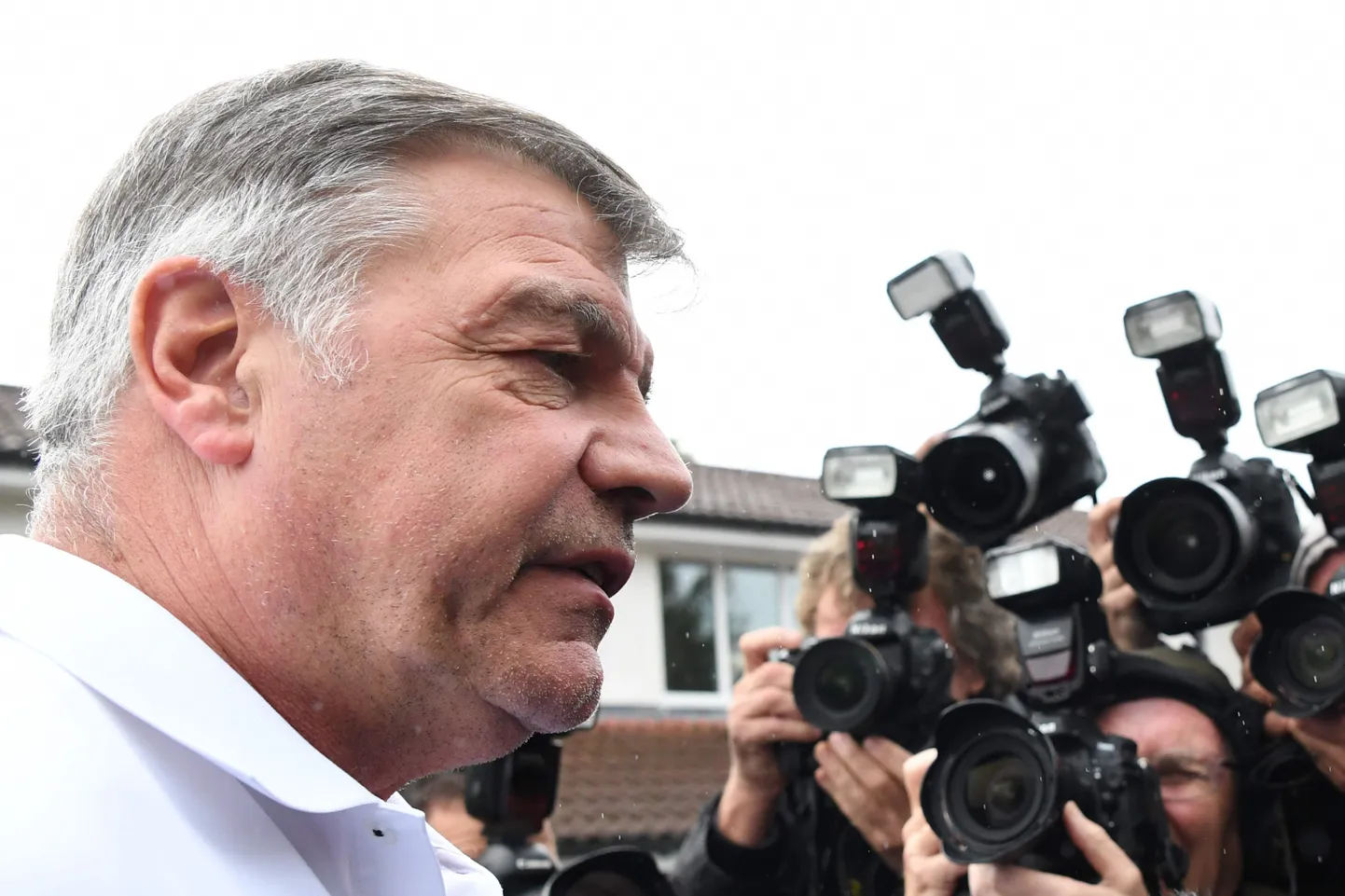 Sam Allardyce selgitusi jagamas.