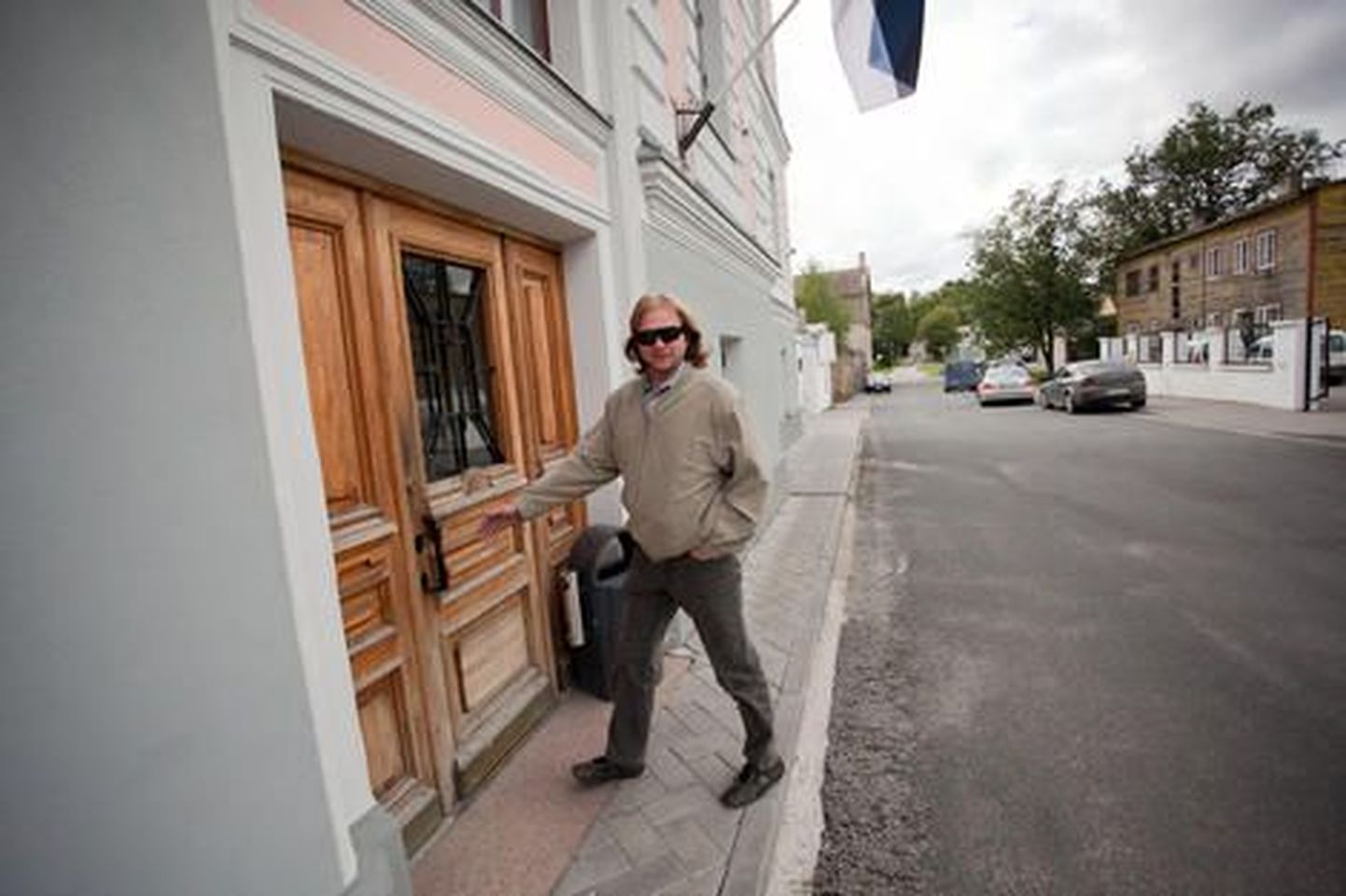 Мирек Матикайнен у здания суда в Раквере.