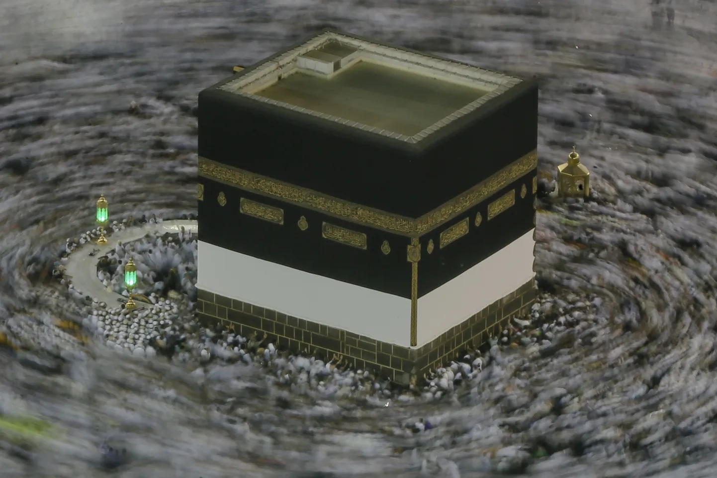 Traditsiooniliselt teevad palverändurid ringe ümber Kaaba kivi Meka Suures Mošees.