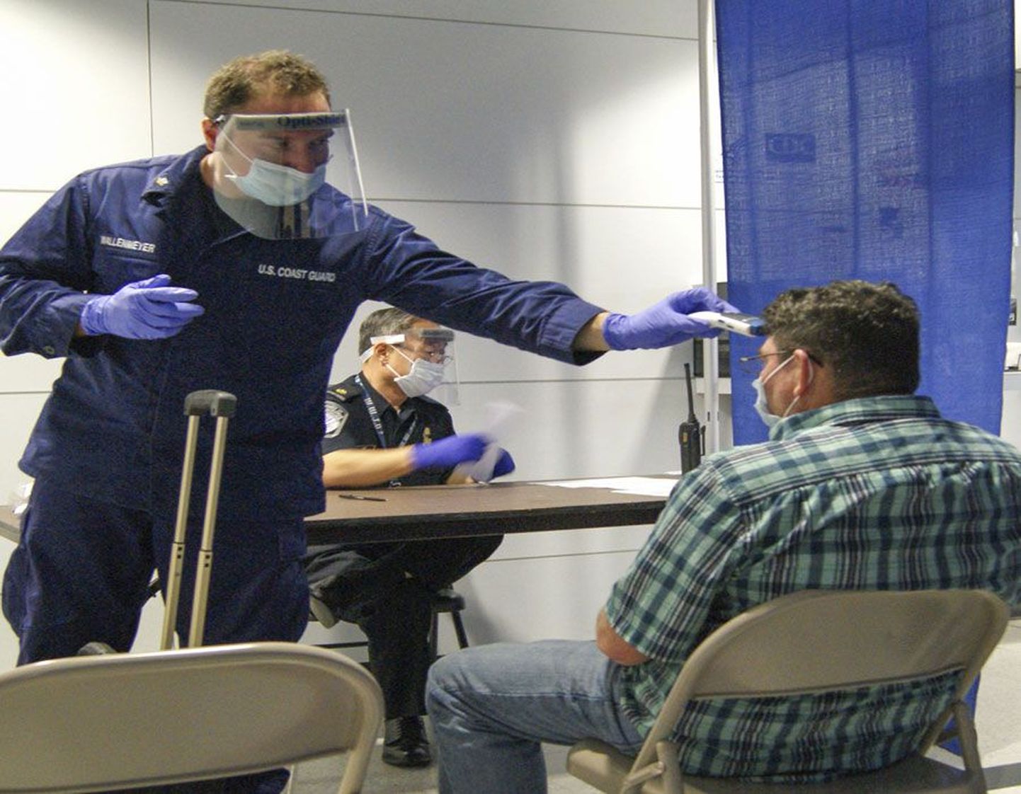 Проверка на наличие вируса Эбола в чикагском аэропорту в США.
