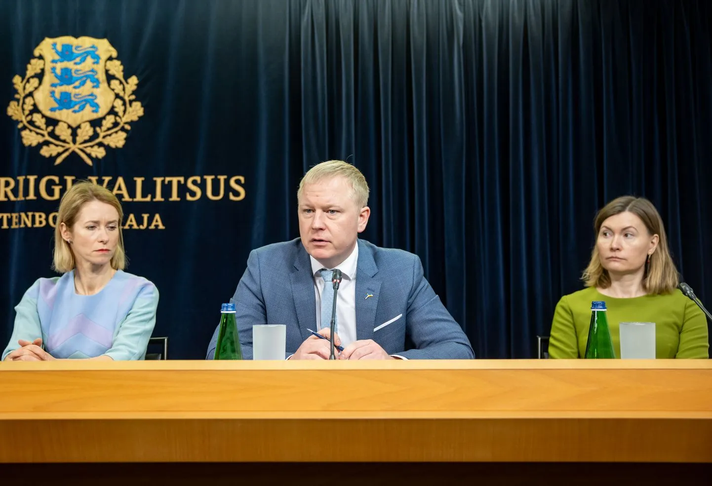 Сегодня состоится внеочередное заседание правительства, на котором будет одобрена программа стабильности. Слева направо: Кая Каллас, Март Вырклаэв и Рийна Сиккут.