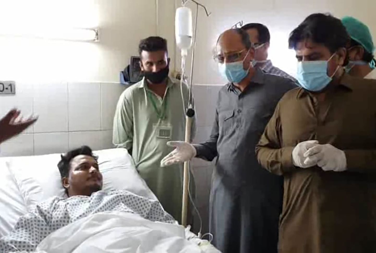 Мухаммаду Зубаиру удалось выбраться из горящего самолета, рухнувшего в Карачи в пятницу.