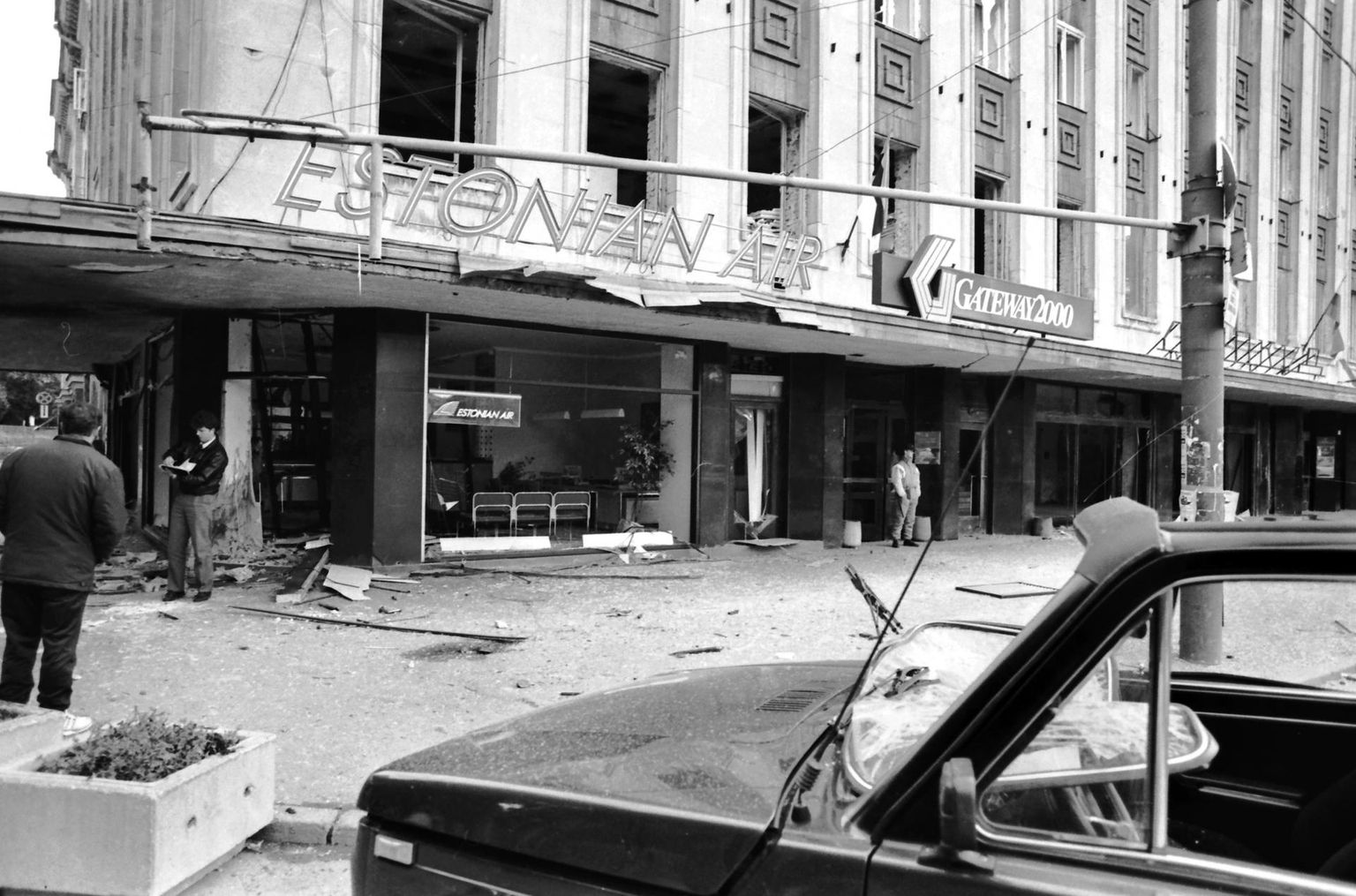 Vabaduse väljakul asunud Estonian Air piletimüügikontori ukse ees plahvatas 1993.a 26.augustil pomm. Pildil vaade őnnetusepaigale.