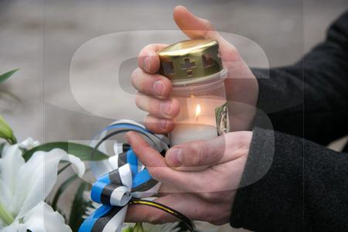 Mälestusküünlad süüdati Eesti delegatsiooni liikmete sünnikohtades ja haudadel.