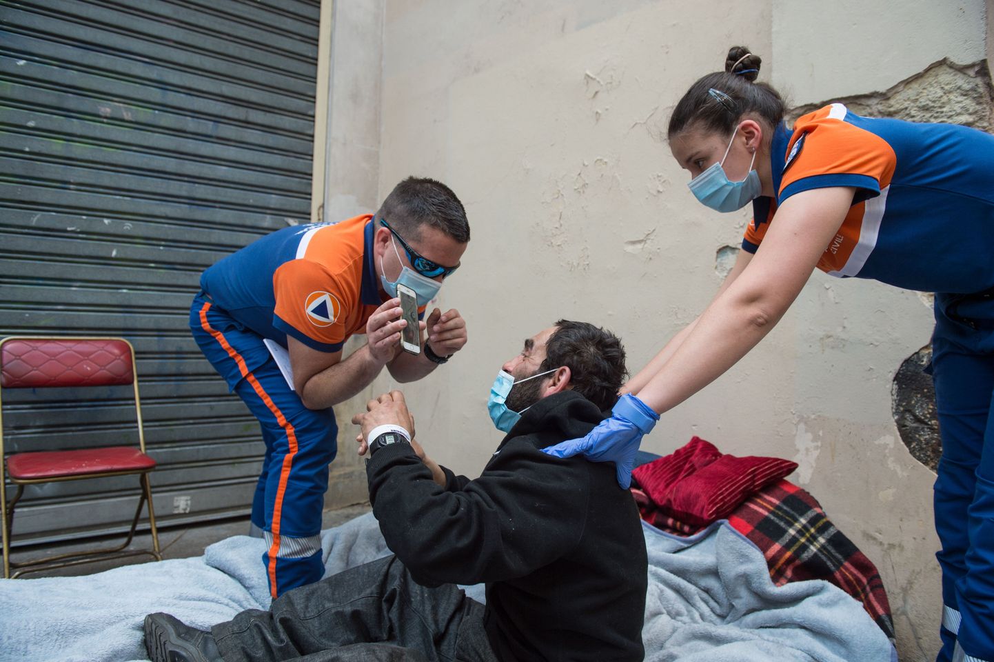Koroonahaige patsiendi abistamine Pariisis.